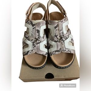Clarks tan snake skin strap sandal size 8W